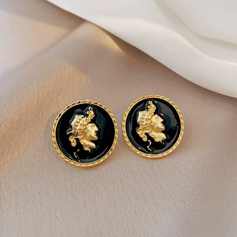 Black and gold cameo portrait round stud earrings